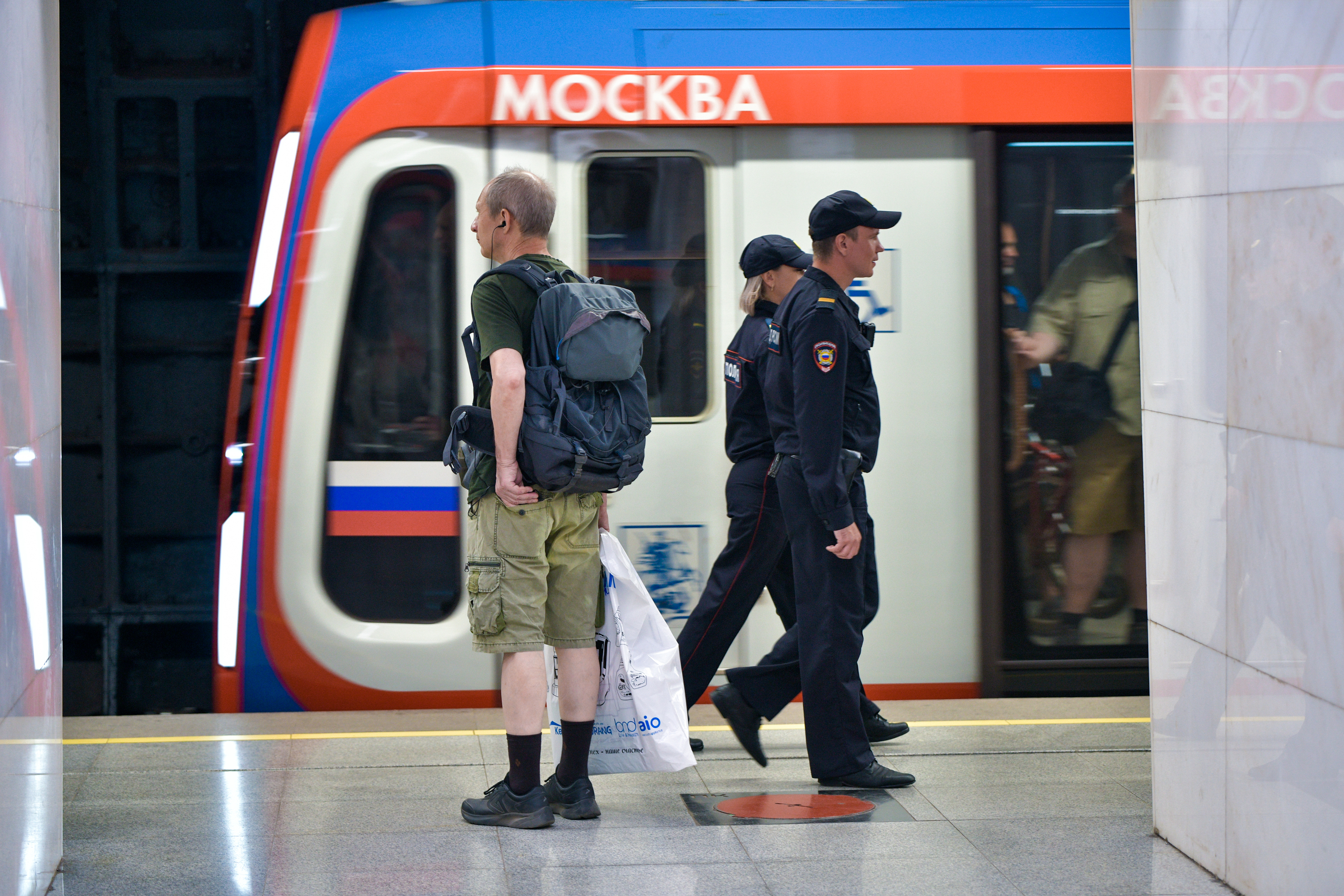 ЧП в Москве: в московском метро пассажир бросил муляж в виде гранаты для  игры в страйкбол, неадекватный мужчина взорвал гранату у станции  «Сходненская» фиолетовой ветки, подробности происшествия в метро - 20 июня