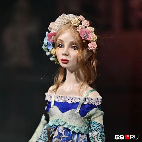 Красота в мелочах: цветочный венок на голове и платье с рукавами, отделанными кружевом | Источник: Василина Любимова / 59.RU