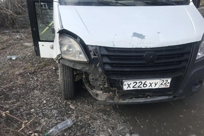 В Бийске автобус столкнулся с опорой, есть пострадавшие дети