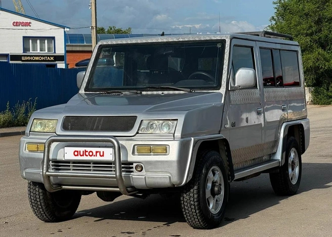 Из-за рубленого дизайна «Ковбой» кажется крупнее, чем на самом деле: по размеру он близок к Renault Duster (тоже, кстати, румынской разработки). Этот автомобиль 2005 года выпуска с мотором ЗМЗ стоит всего ₽385 тысяч | Источник: Сайт автообъявлений Auto.ru