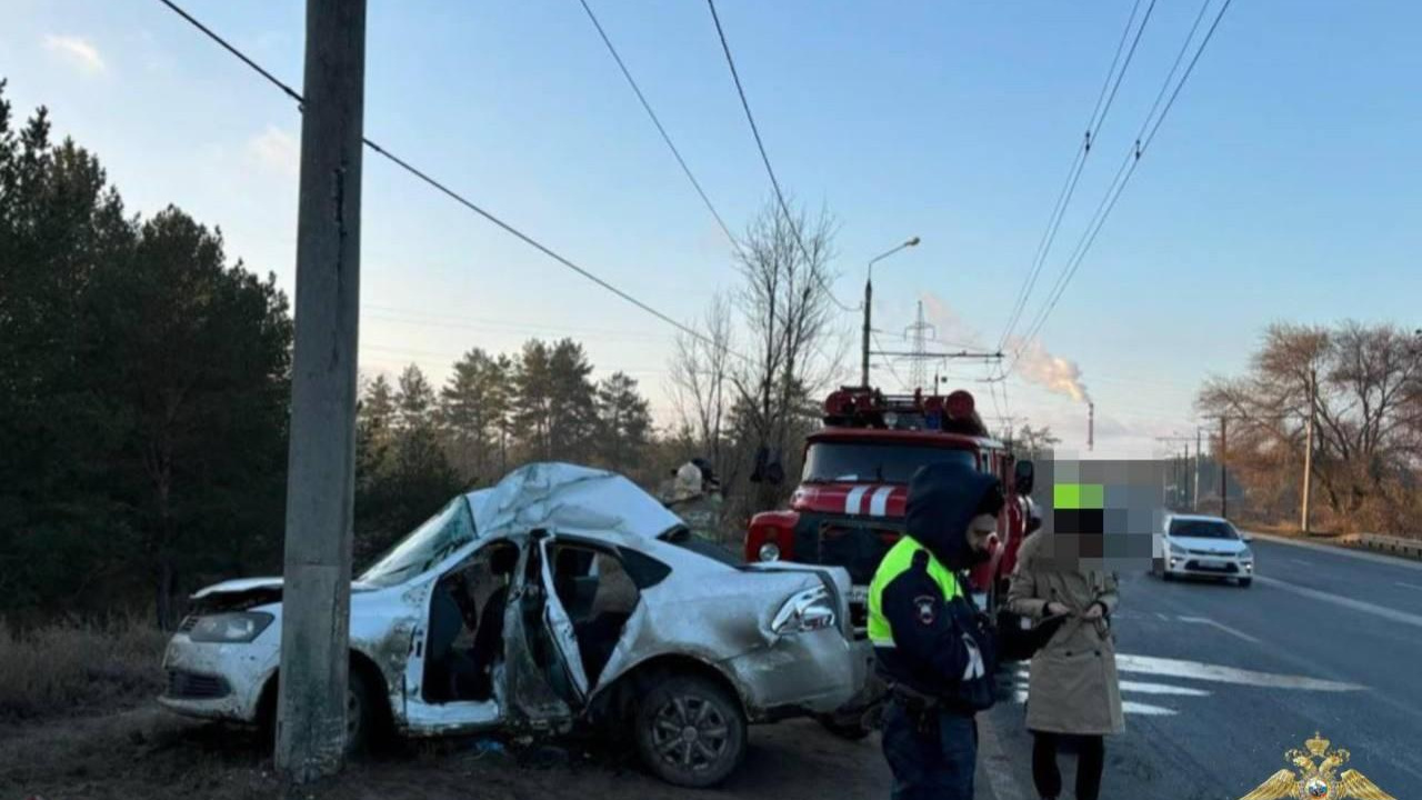 В Тольятти на Поволжском шоссе молодая автоледи врезалась в световую опору и погибла