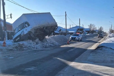 На Урале грузовик опрокинулся на легковую машину