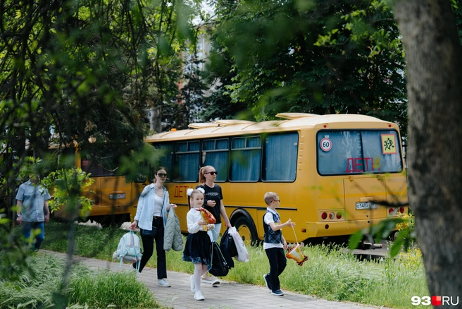 Автобус в школе есть, но водителя для него никак не могут найти | Источник: Дарья Паращенко / 93.RU