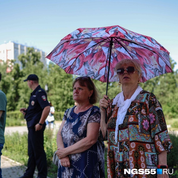 Кто-то прятался от палящего солнца под зонтиком | Источник: Евгений Софийчук / NGS55.RU