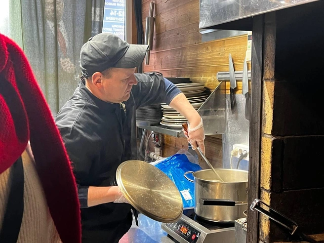 Заманчивая идея гастрономического фестиваля под конец каникул в итоге обернулась для горожан разочарованием. Не потому что пельмени были плохи или идея ущербна. Просто еды хватило не всем | Источник: Андрей Бортко / NGS.RU