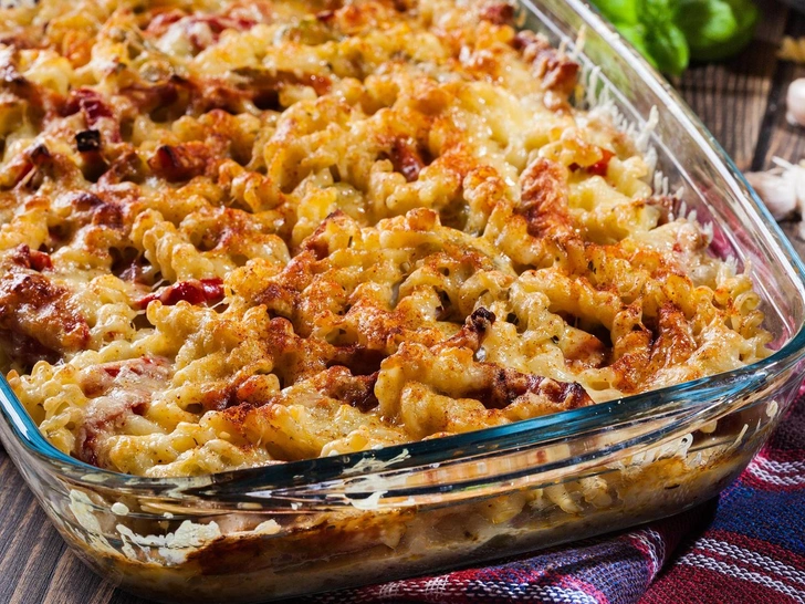 Запеканка с колбасками и макаронами: приготовьте пикантный ужин от Джейми Оливера | marieclaire.ru
