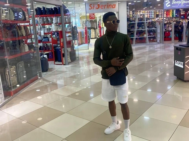 Парень любит путешествовать и хотел бы узнать Россию получше | Источник: Арнольд Бодунрин Аффокпе