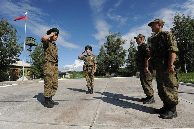 Пограничный наряд получает приказ на охрану границы. Застава Усть-Стрелка | Источник: Евгений Епанчинцев