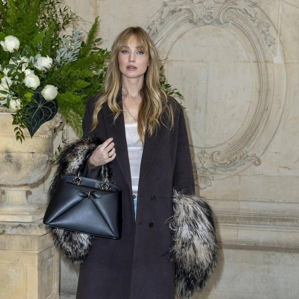 Дебют Джонатана Андерсона для Dior: цветы, скульптуры и новая женственность Дебют Джонатана Андерсона для Dior: цветы, скульптуры и новая женственность