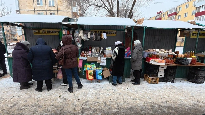 Торговля на улице Гагарина развернулась еще в 90-х. И за тридцать лет здесь, по сути, мало что изменилось | Источник: Алексей Ногинский / 63.RU