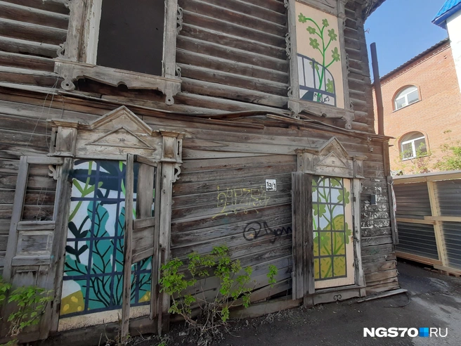 Дом сильно покосился | Источник: Анастасия Харламова / NGS70.RU