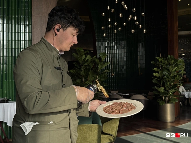 Официанты одеты под цвет интерьера | Источник: Дарья Паращенко / 93.RU