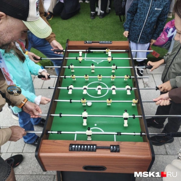 Дети играют в настольный футбол | Источник: Михаил Мечев / MSK1.RU