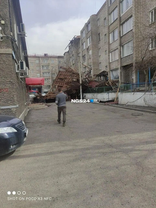 Балка воткнулась в балкон | Источник: Читатель NGS24.RU