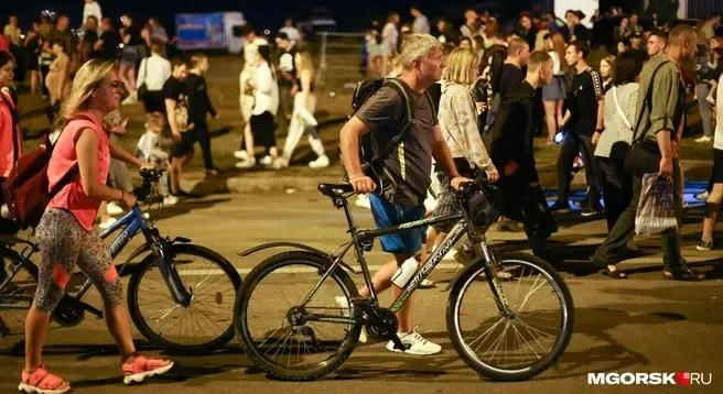 Проехать на велосипедах к праздничной площадке не получится. Велосипед как вариант | Источник: Максим Шмаков / MGORSK.RU