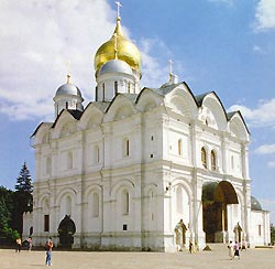 Державный венец на челе Москвы