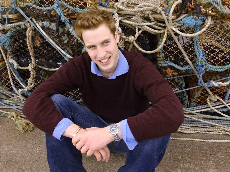 Принц Уильям на песчаном пляже возле своего университета, 29 мая 2003