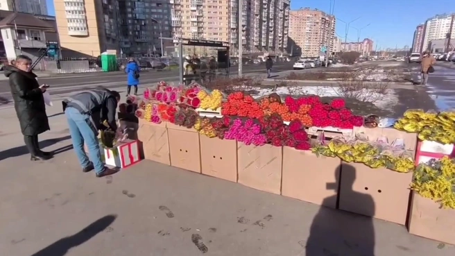 Перед 8 Марта ККИ разогнал торговцев цветами у метро Петербурга | Источник: ККИ
