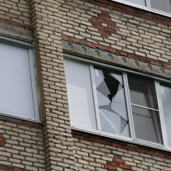 Поражающие элементы беспилотника попали в окна и напугали его жильцов | Источник: Артем Устюжанин / MSK1.RU