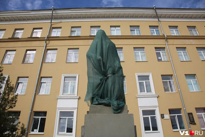 Предполагается, что памятник откроют уже на следующей неделе | Источник: Константин Завриков / V1.RU