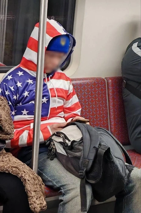 В метро Петербурга заметили пассажира с украинским трезубцем и флагом США. Он уже арестован | Источник: соцсети