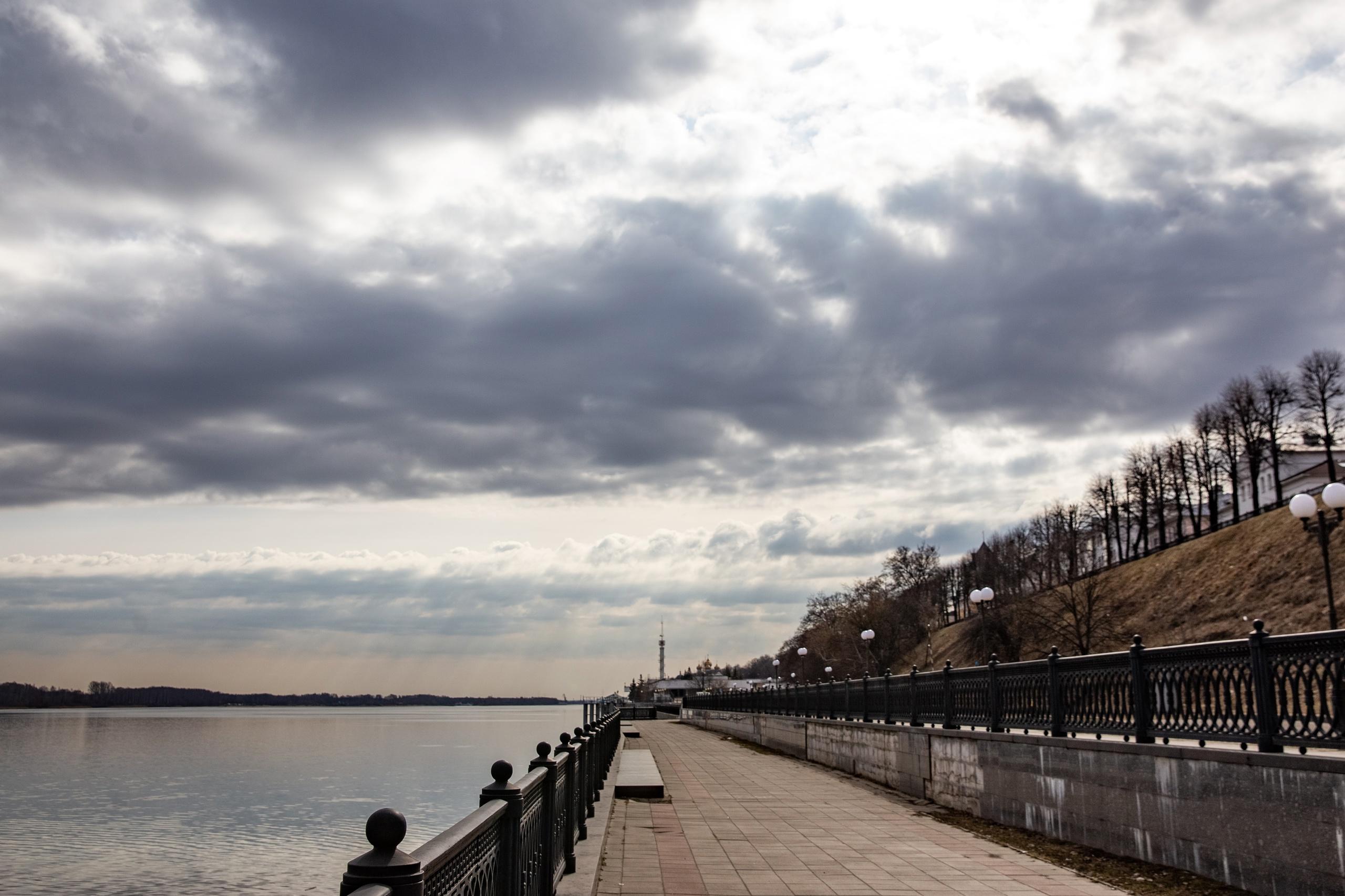 Погода резко ухудшится: ярославцев предупредили о грозе и сильном ветре