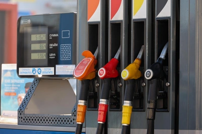 Цены на нефть растут, но бензин в Петербурге не дефицитен