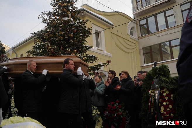 Гробы выносят под аплодисменты | Источник: Артём Рамазани-Зубов / MSK1.RU