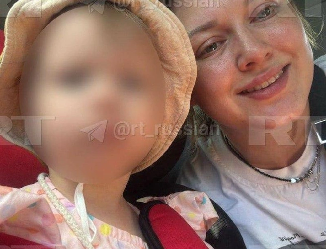 Дарья Изварина с дочкой | Источник: RT