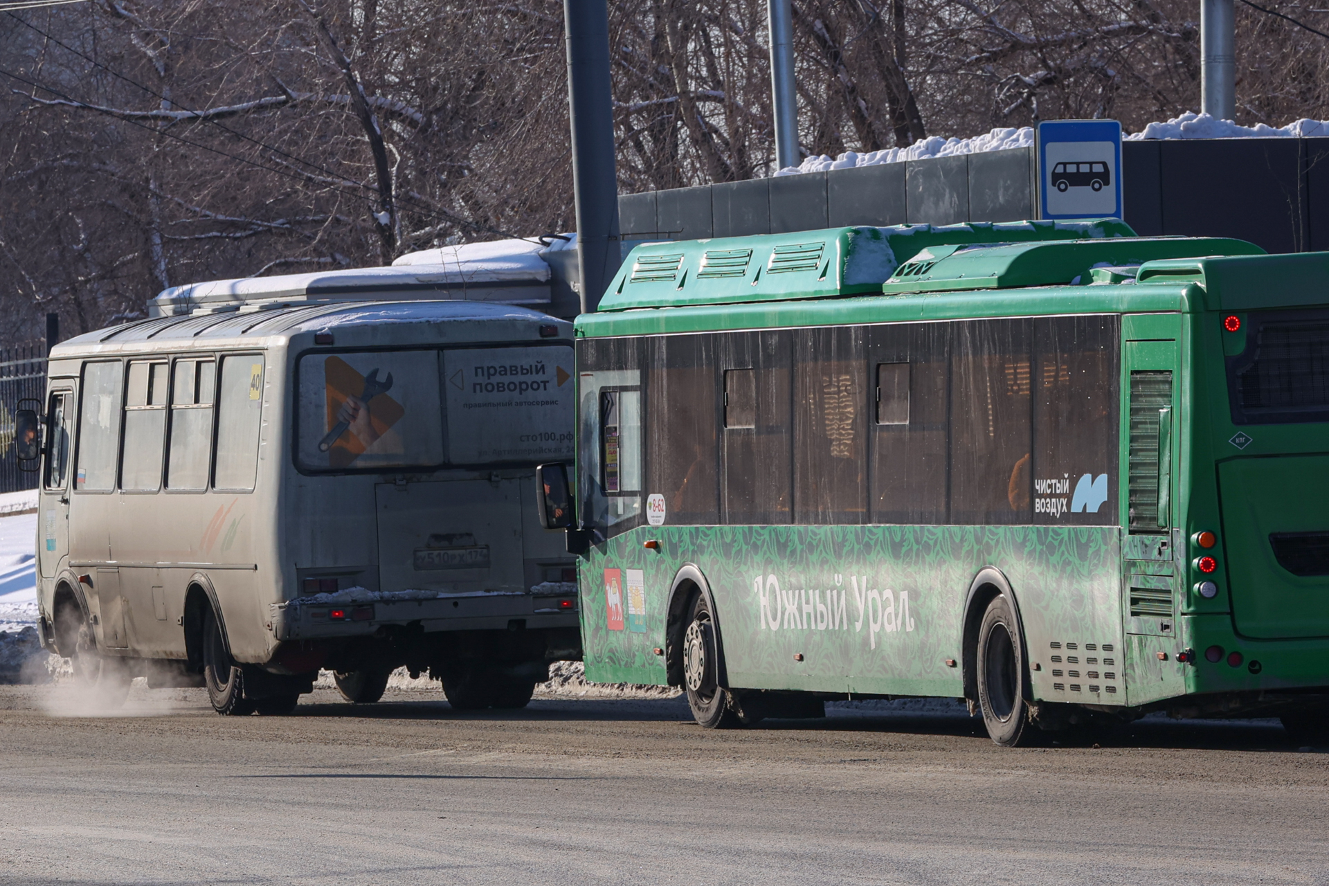 В Челябинске автобус врезался в маршрутку. Пассажира с подозрением на перелом позвоночника увезли на скорой