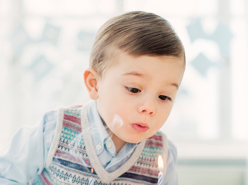 Портрет принца Швеции Оскара в честь его второго дня рождения, 2 марта 2018 года | marieclaire.ru