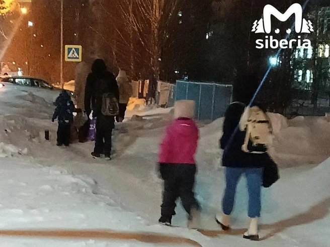 Информацию о сложностях с уборкой снега активно обсуждают и в социальных сетях. | Источник: mash_siberia / Telegram