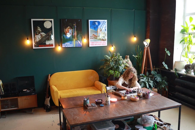 Творчество&nbsp;— всегда хорошая идея. Попробуйте слепить что-нибудь из глины. Получится, не сомневайтесь! | Источник: Ретрохаус | Гончарная мастерская | Тюмень / Vk.com