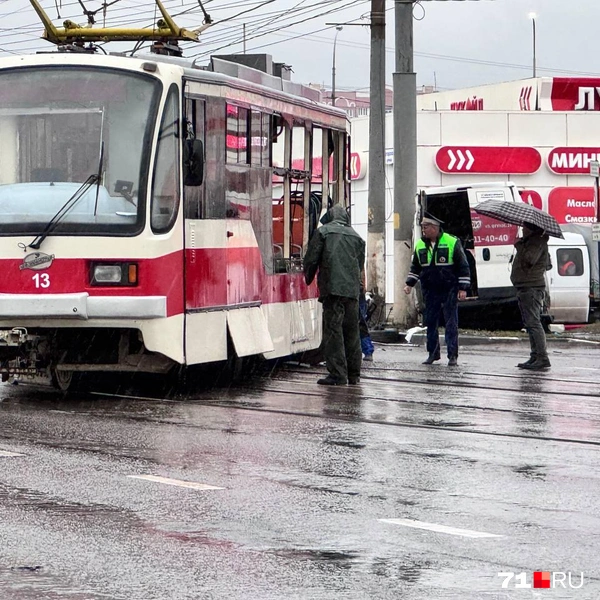Специалисты осматривают трамвай | Источник: Александр Горбанев / 71.RU