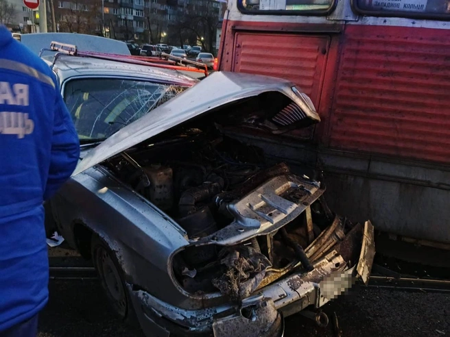 Автомобиль получил серьезные повреждения | Источник: Telegram-канал «Станция скорой медицинской помощи (Бийск)»