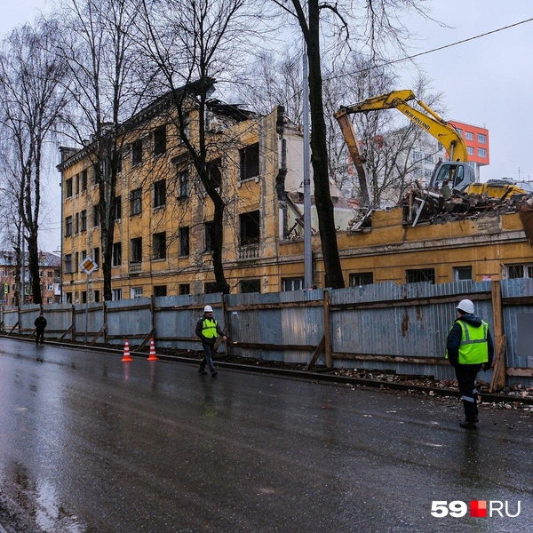 Экскаватором уже снесли больше половины дома | Источник: Тимофей Калмаков / 59.RU 