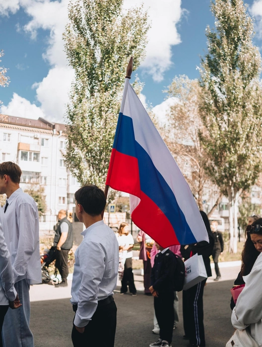 Торжественная линейка начинается с выноса флага России и гимна страны | Источник: Наталья Панова / 45.RU