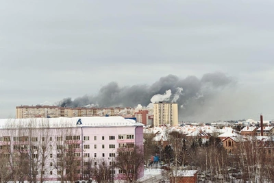 В Тюмени горит ангар, черный дым видят из разных районов