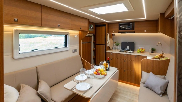 Шестиколесный КамАЗ превратили в люксовый автодом