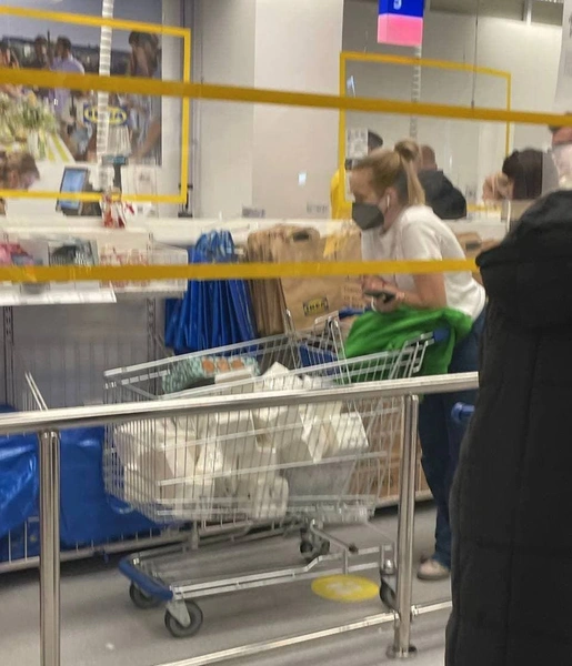 Выносили все: в последний день работы очередь в IKEA растянулась на километры