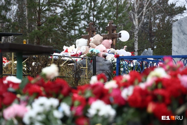 Все цветы не поместились на могилах, их оставили за оградкой | Источник: Владислав Лоншаков / E1.RU