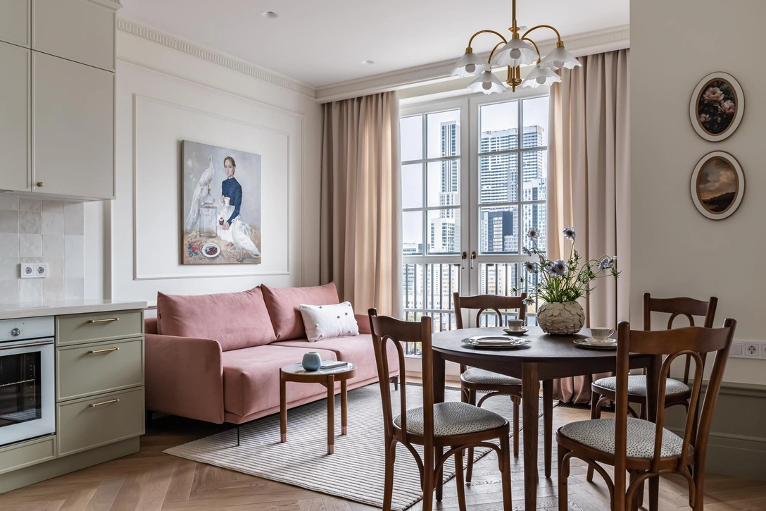 Диван, стол, SK Design. Стулья венские, винтаж. Люстра, винтаж, Италия. | Источник: Женя Муравьева. Стиль: Катя Шаповалова