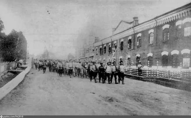 Группа осужденных перед зданием центральной тюрьмы, 1900–1917 годы | Источник: http://irkipedia.ru/content/aleksandrovskoe_selenie_v_1905_1920_godah_garashchenko_aleksandrovskiy_zavod_aleksandrovskoe