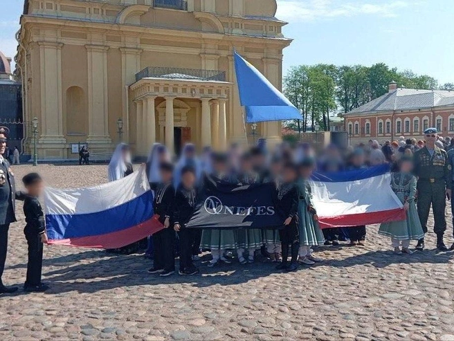 Фото на память: юные артисты «Нефеса» у Петропавловского собора | Источник: читатели «Фонтанки»