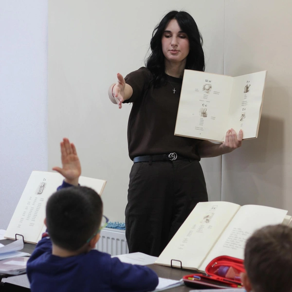 Занятия проходят в маленьких группах с опытным педагогом | Источник: «Александровский Лицей»