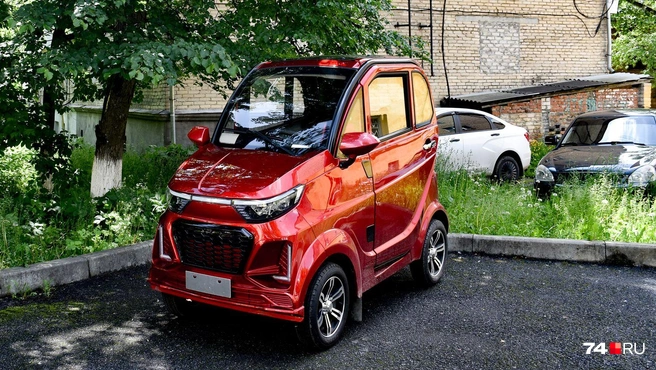 Вот эта точно не способна. Это не фотошоп, а китайский электромобильчик Citycar Triscooter Django. Это ж надо так щеки втянуть | Источник: Артем Краснов