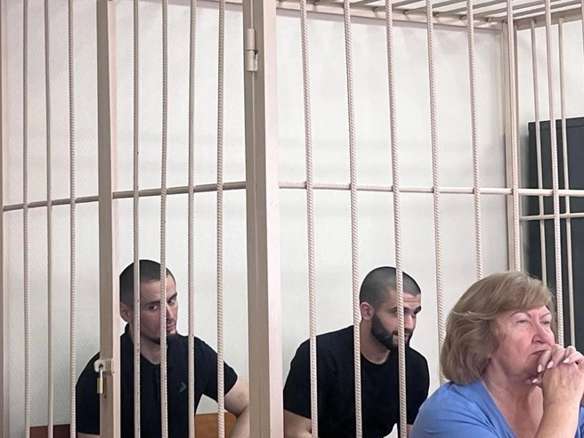 На снимке слева — Магамед Аллахвердиев, справа — Тимур Рамазанов. Мужчин признали виновными в похищении ребёнка. | Источник: Анна Скок / NGS.RU