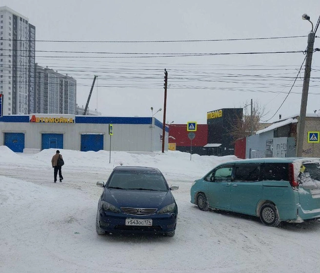 Аналогично с этим автомобилем: вероятно, он стоит на въезде на парковку, но поскольку автор не пояснил свой сюжет и не прислал фото с альтернативных ракурсов, судить о нарушении сложно | Источник: читатель 74.RU