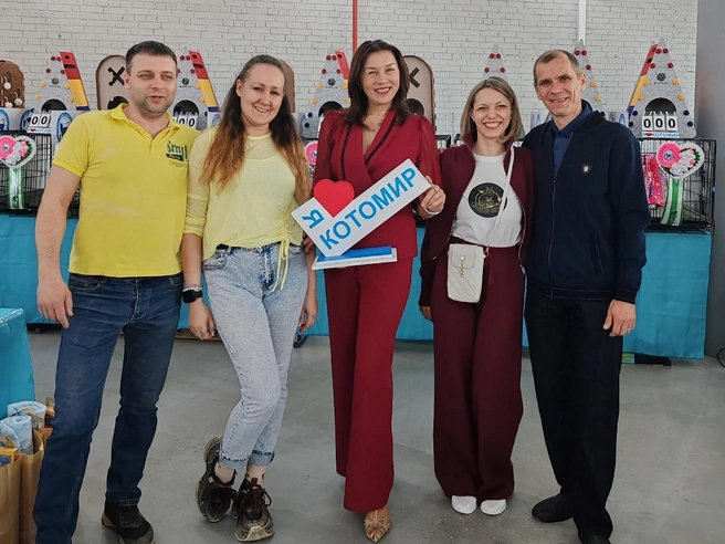 «Котомиру» в этом году 22 года, Ольга Груздь в центре кадра — в красном костюме | Источник: предоставила Ольга Груздь