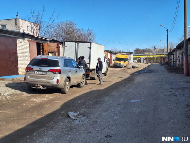 В будний день в гаражном кооперативе на удивление удалось встретить много людей | Источник: Валерия Коростелева / NN.RU